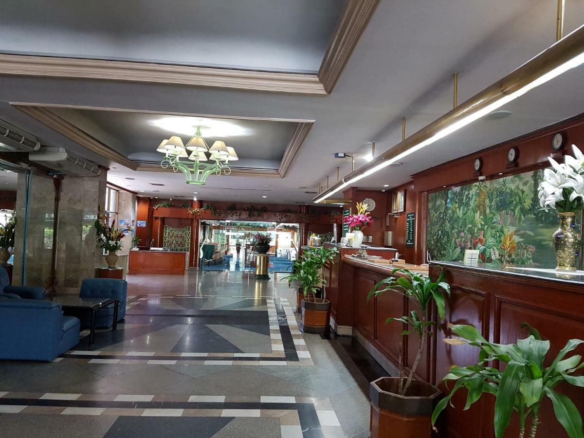 The Park Hotel Sukhumvit 7 Банкок Екстериор снимка