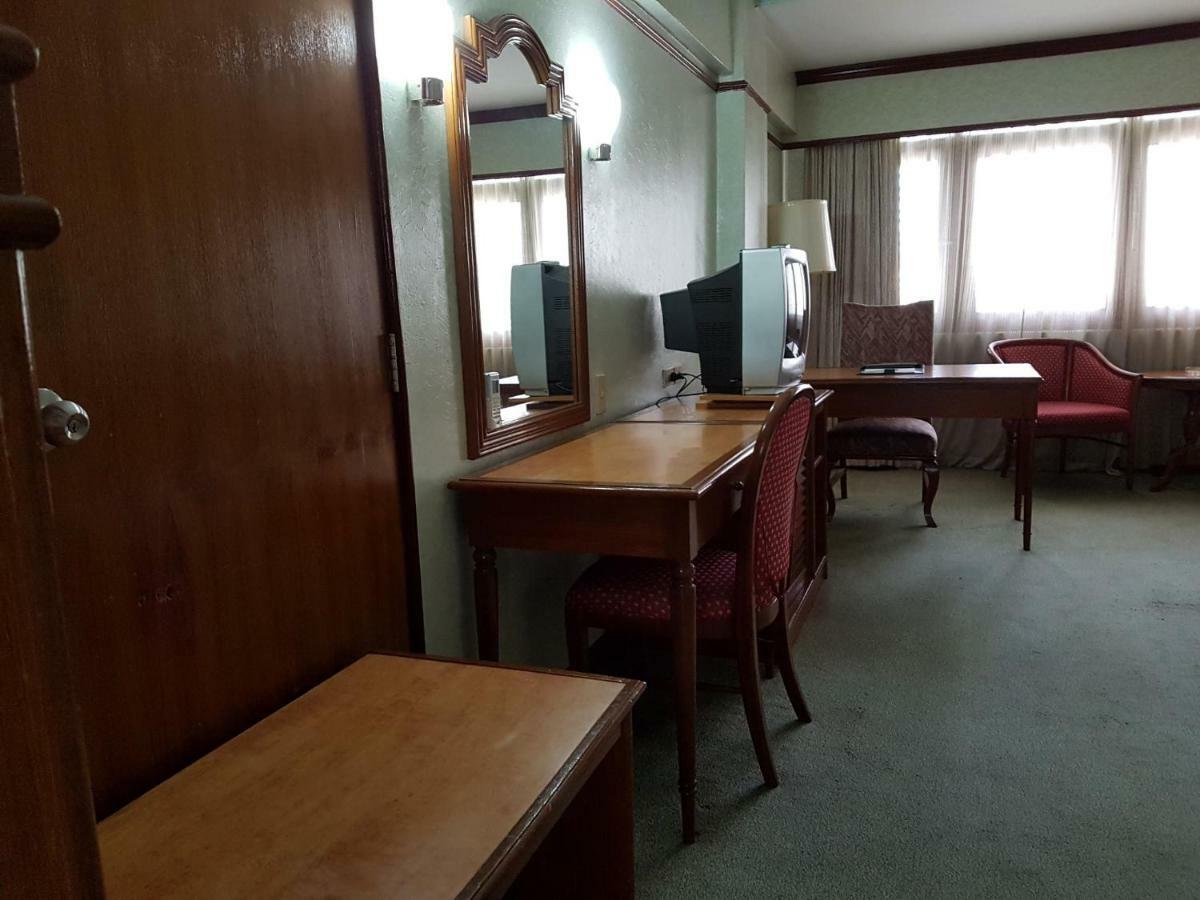 The Park Hotel Sukhumvit 7 Банкок Екстериор снимка
