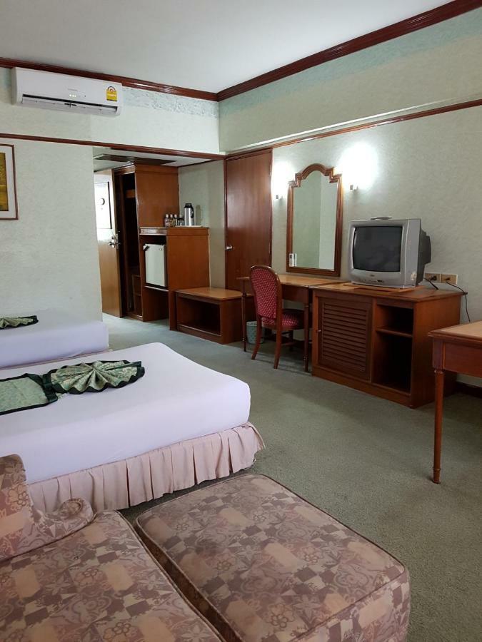 The Park Hotel Sukhumvit 7 Банкок Екстериор снимка