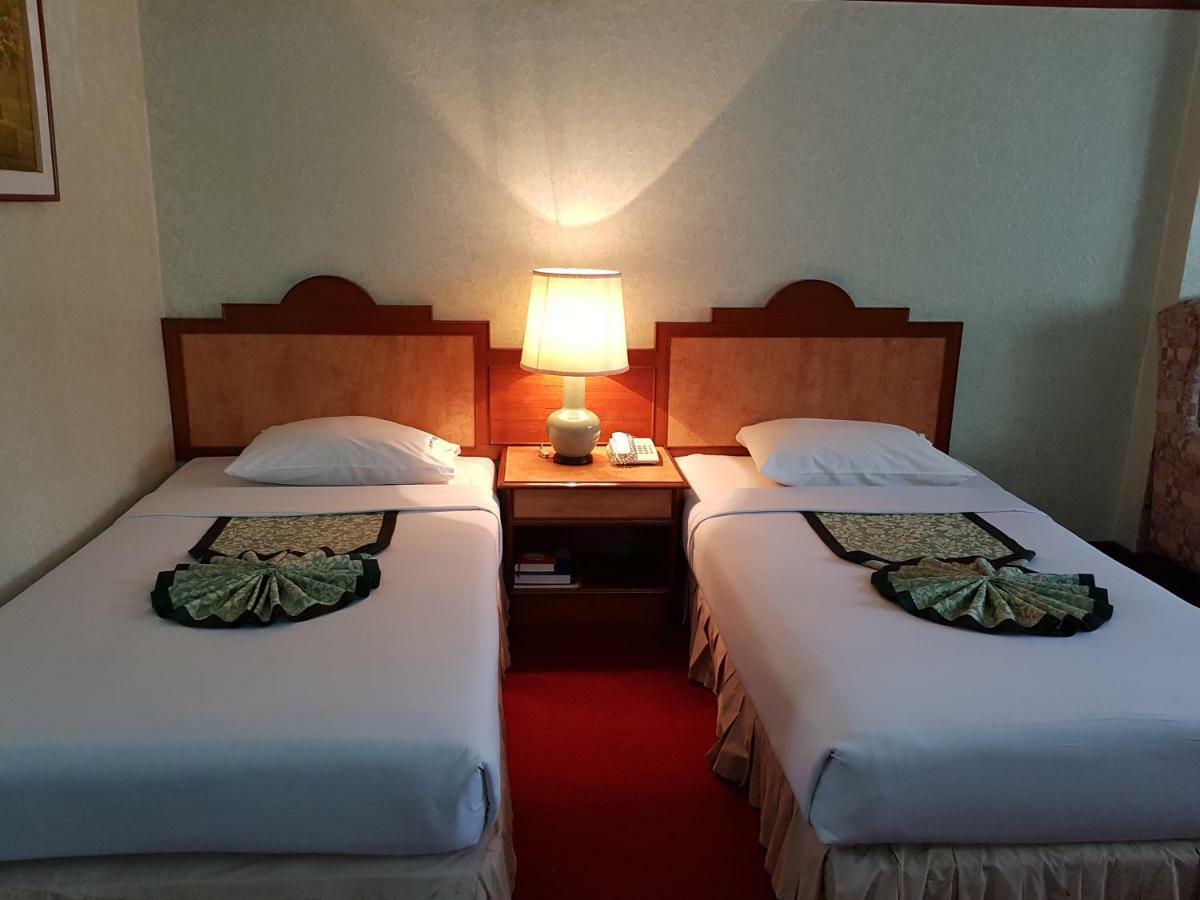The Park Hotel Sukhumvit 7 Банкок Екстериор снимка