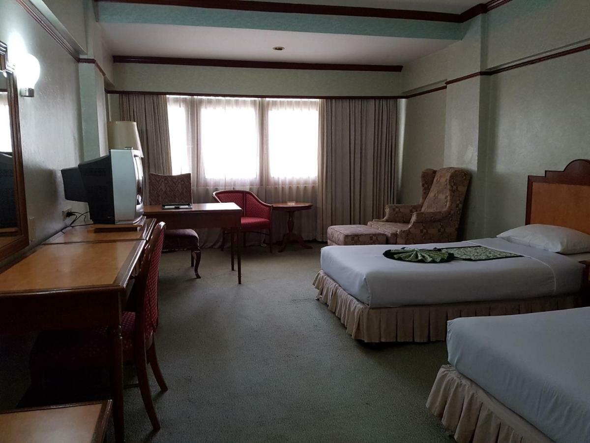 The Park Hotel Sukhumvit 7 Банкок Екстериор снимка