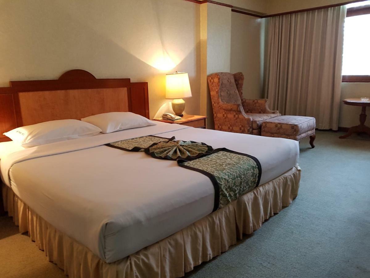 The Park Hotel Sukhumvit 7 Банкок Екстериор снимка