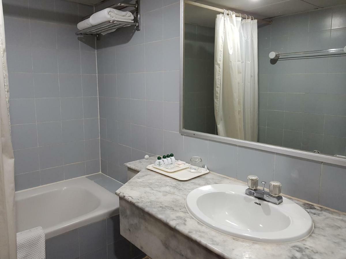 The Park Hotel Sukhumvit 7 Банкок Екстериор снимка