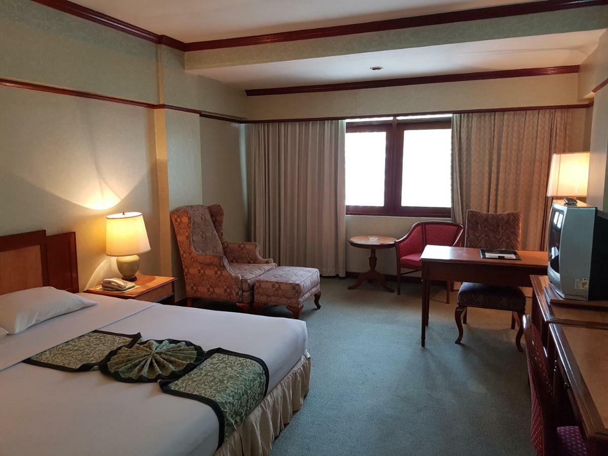 The Park Hotel Sukhumvit 7 Банкок Екстериор снимка