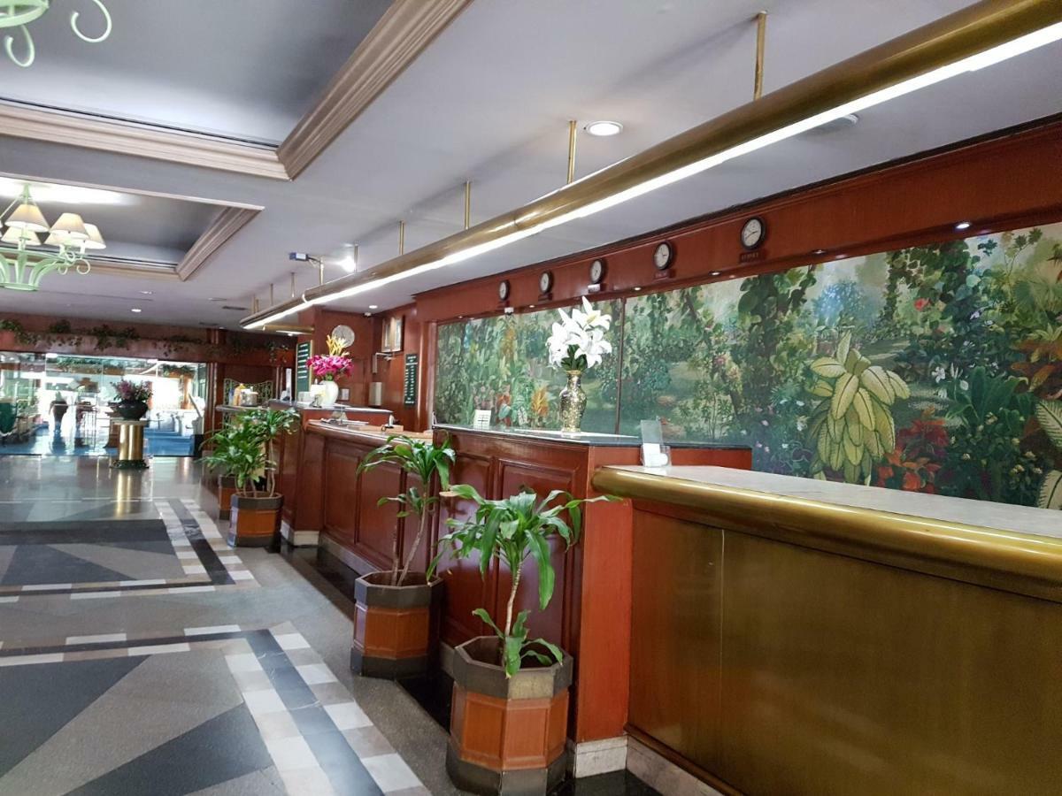 The Park Hotel Sukhumvit 7 Банкок Екстериор снимка