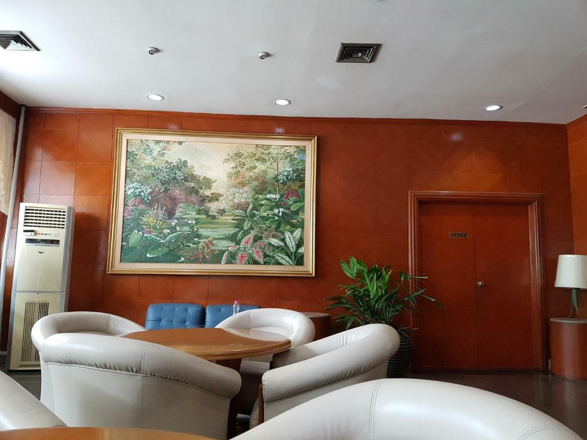 The Park Hotel Sukhumvit 7 Банкок Екстериор снимка