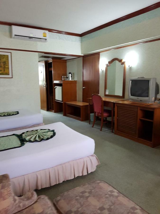 The Park Hotel Sukhumvit 7 Банкок Екстериор снимка