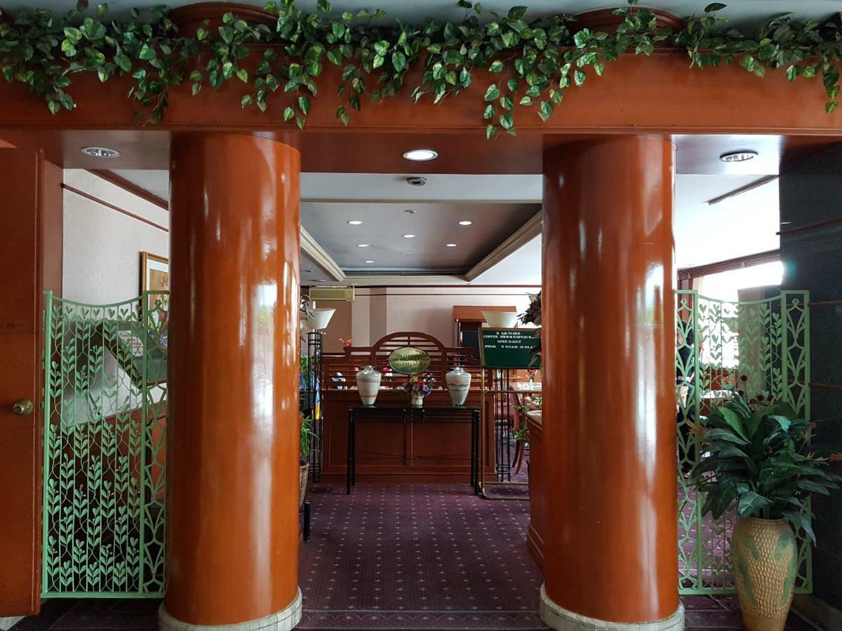 The Park Hotel Sukhumvit 7 Банкок Екстериор снимка