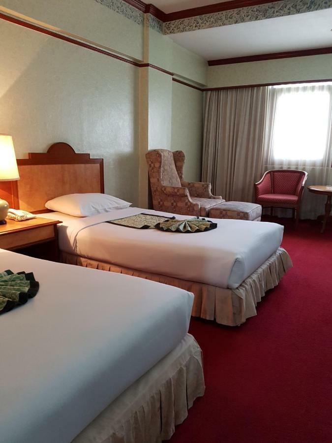 The Park Hotel Sukhumvit 7 Банкок Екстериор снимка