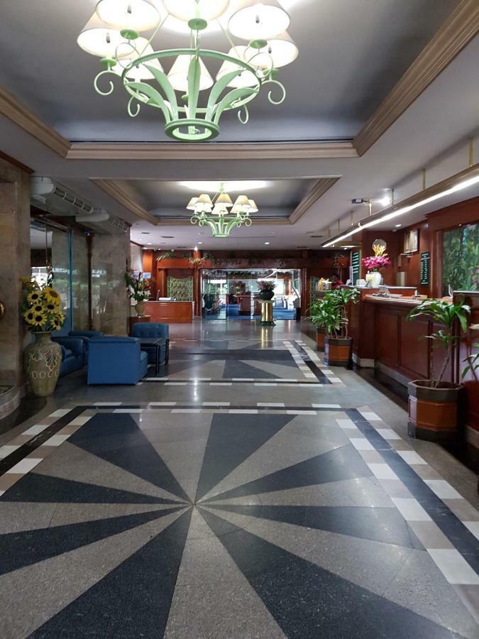 The Park Hotel Sukhumvit 7 Банкок Екстериор снимка