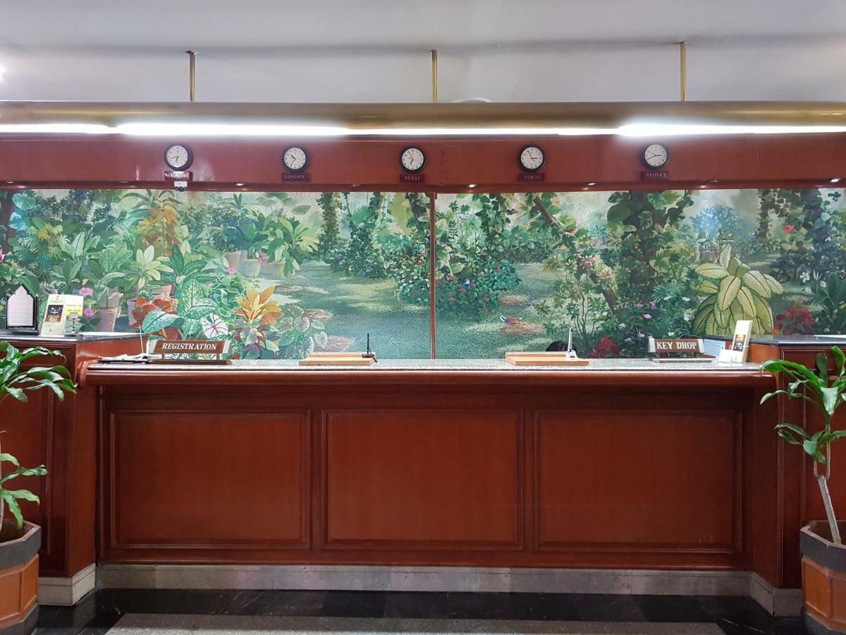 The Park Hotel Sukhumvit 7 Банкок Екстериор снимка