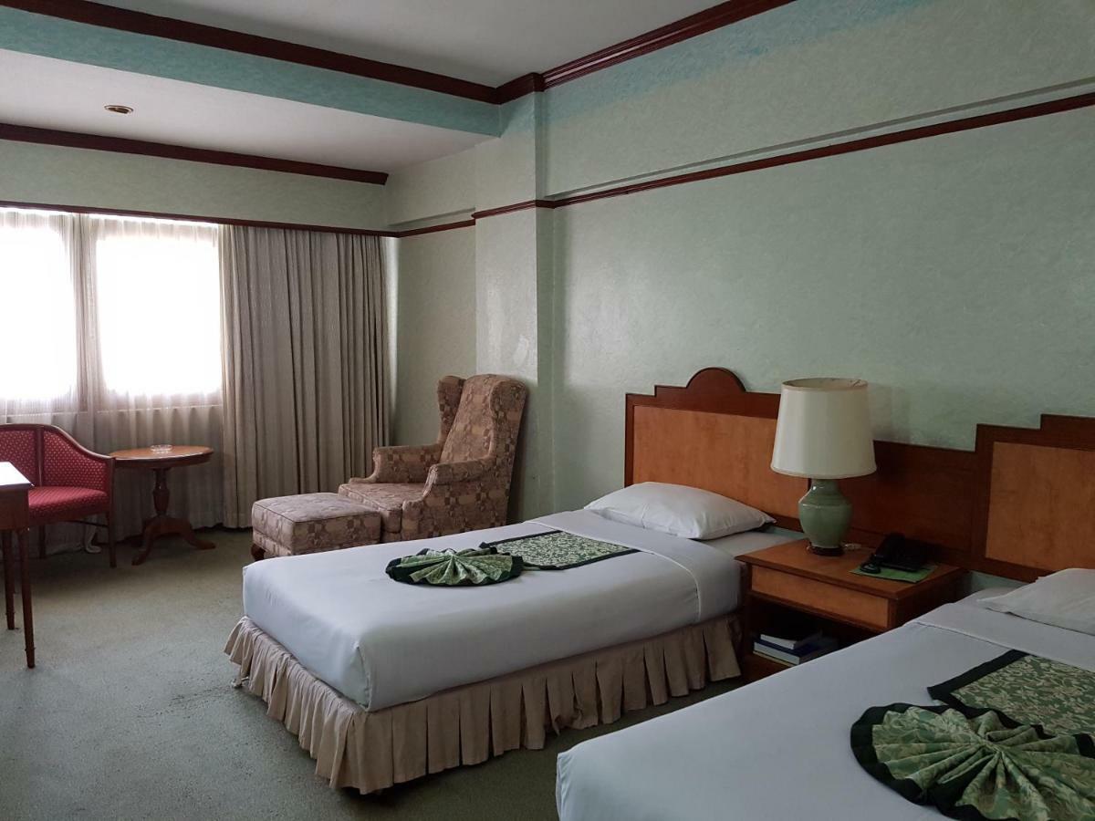 The Park Hotel Sukhumvit 7 Банкок Екстериор снимка